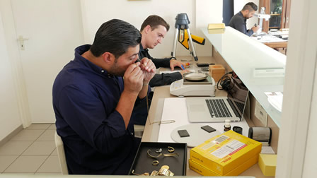 Gold und Schmuck im Internet per Post verkaufen. Sükrp Pehlivan begutachtet Ihr Gold und Schmuck.